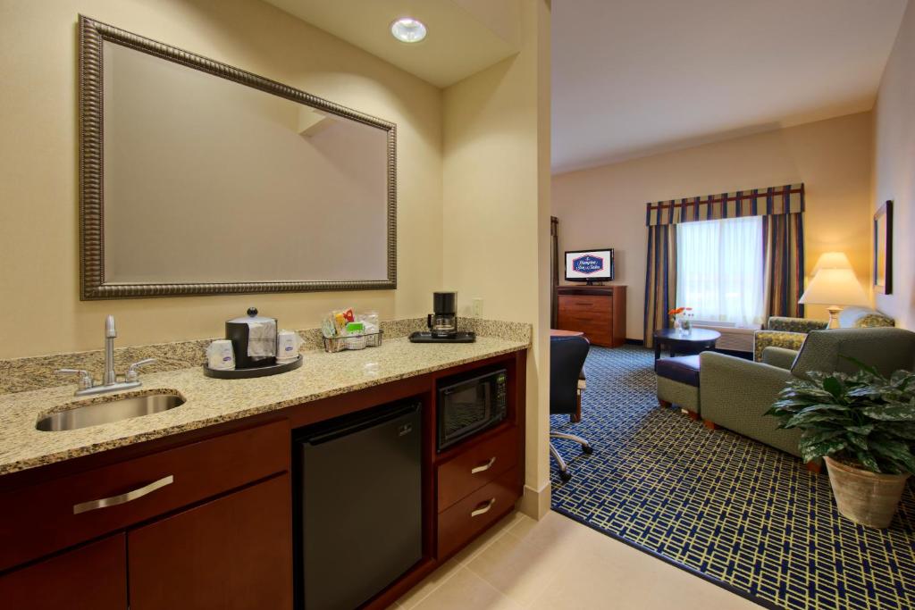 Hampton Inn & Suites Ridgecrest - image 4