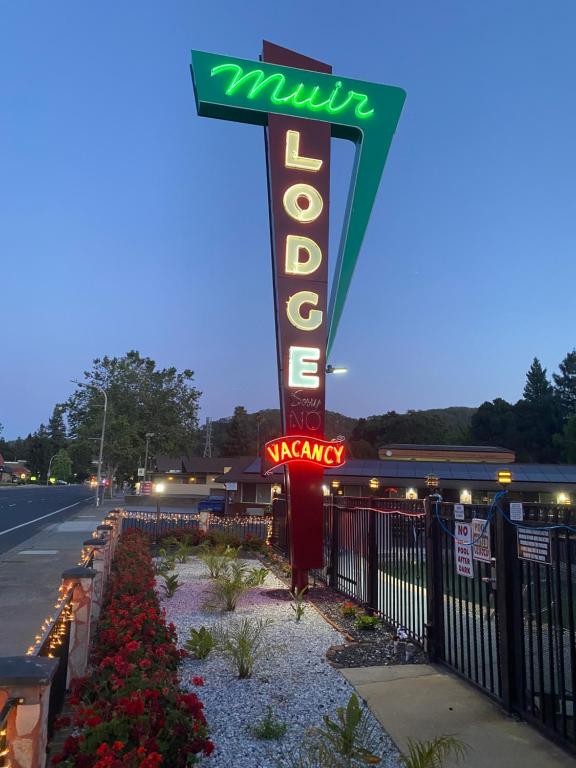 Muir Lodge Motel - main image