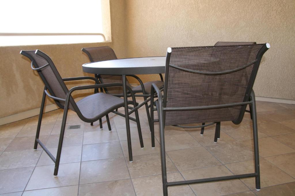 Hampton Inn and Suites Barstow - image 3