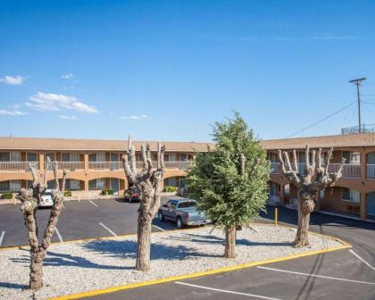 Econo Lodge On Historic Route 66 - image 2