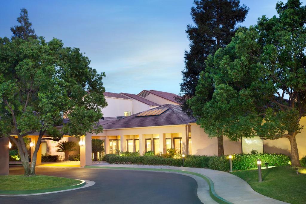 Courtyard by Marriott Bakersfield - main image