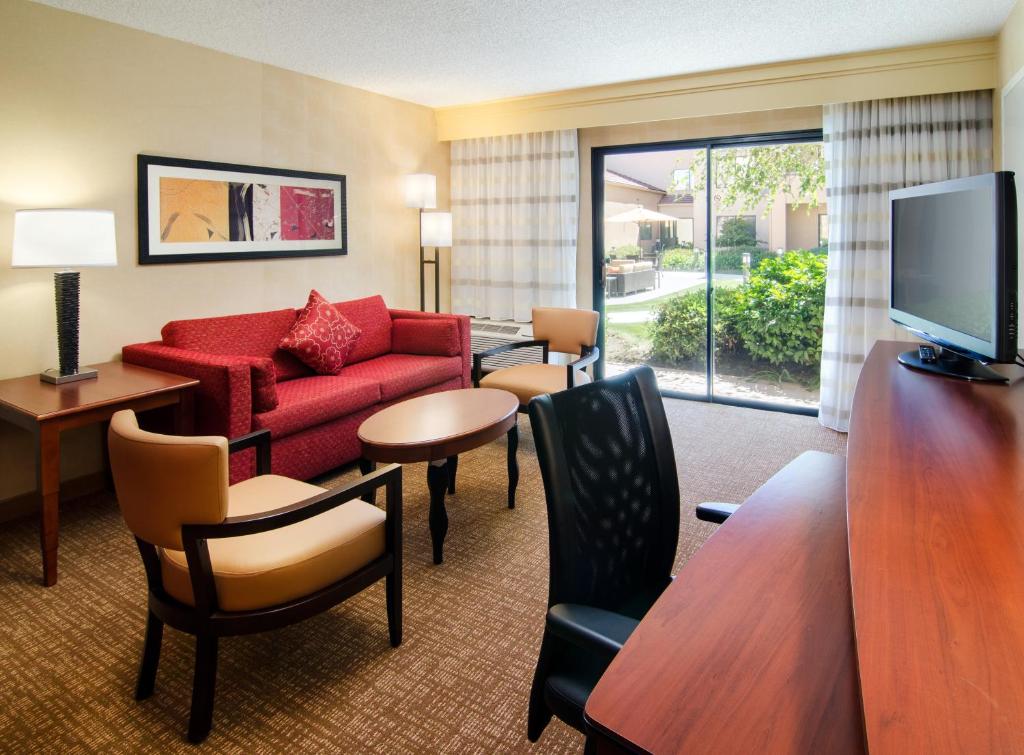 Courtyard by Marriott Bakersfield - image 4