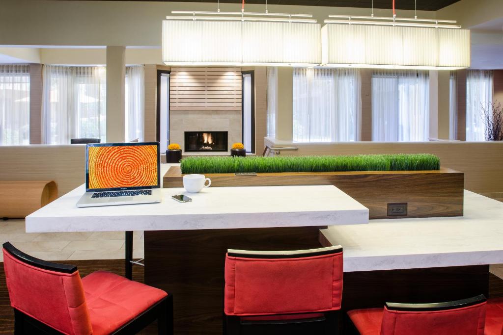 Courtyard by Marriott Bakersfield - image 5