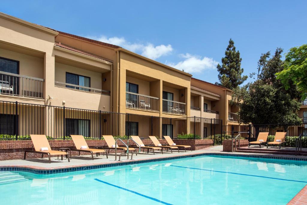 Courtyard by Marriott Pleasanton - image 2