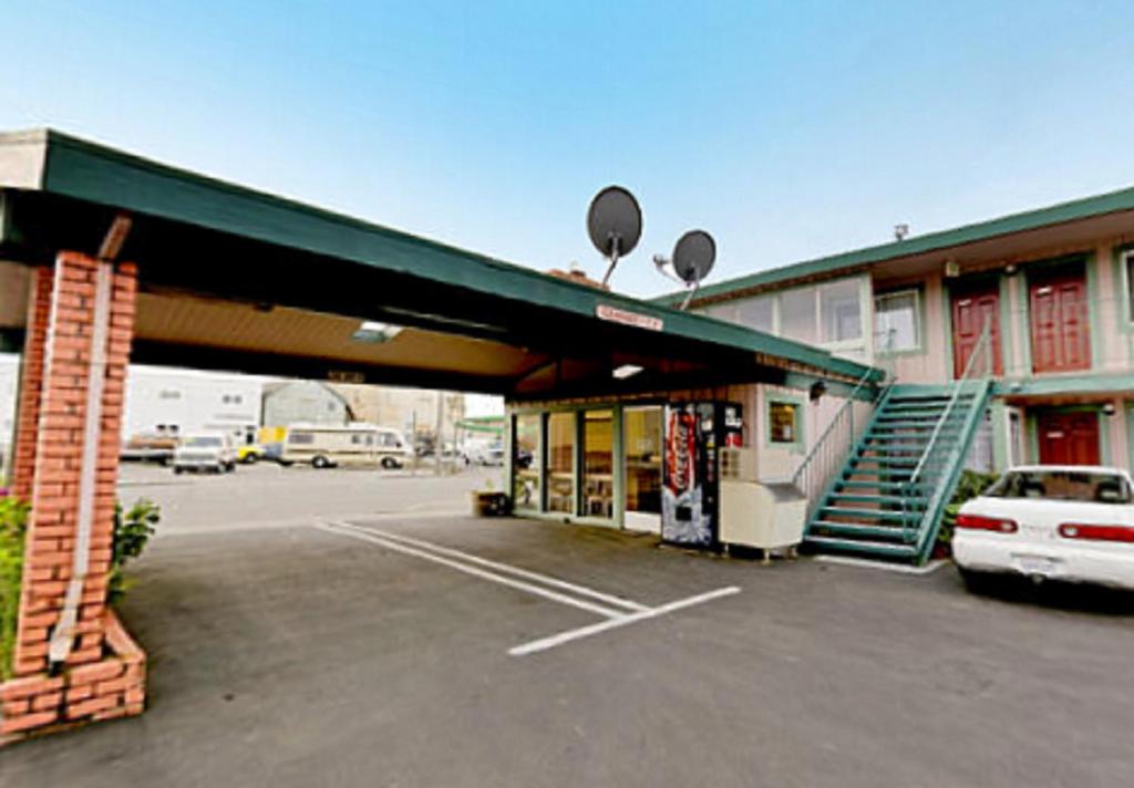 Americas Best Value Inn Eureka - main image