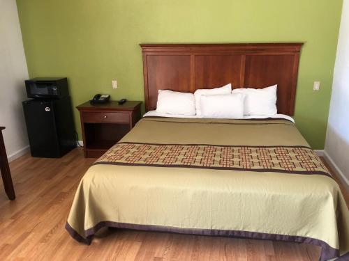 Americas Best Value Inn Visalia - image 2