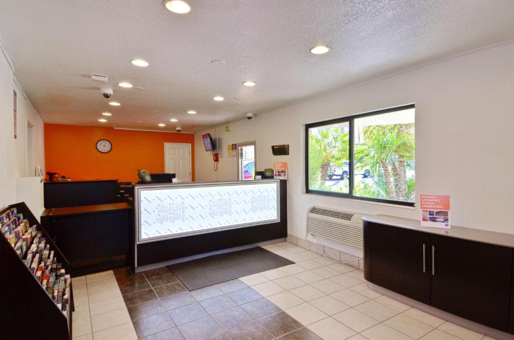 Motel 6-Palm Springs CA - East - Palm Canyon - image 2