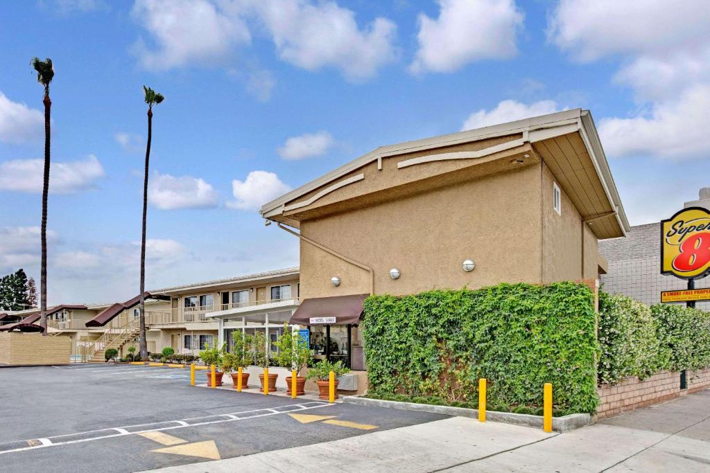 Super 8 by Wyndham Los Angeles-Culver City Area - main image