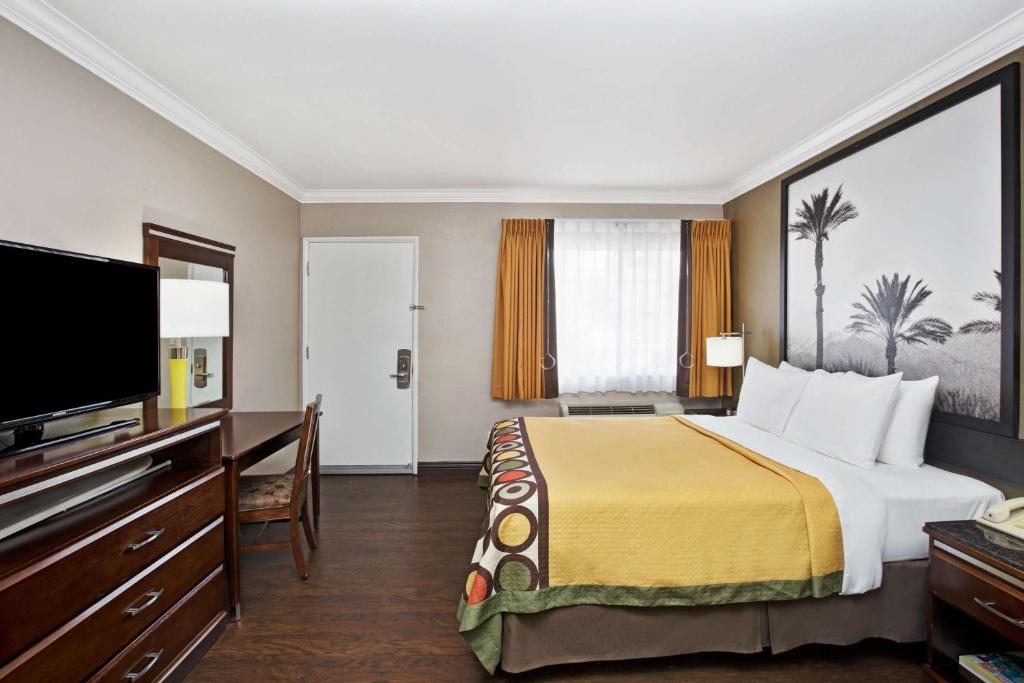 Super 8 by Wyndham Los Angeles-Culver City Area - image 3