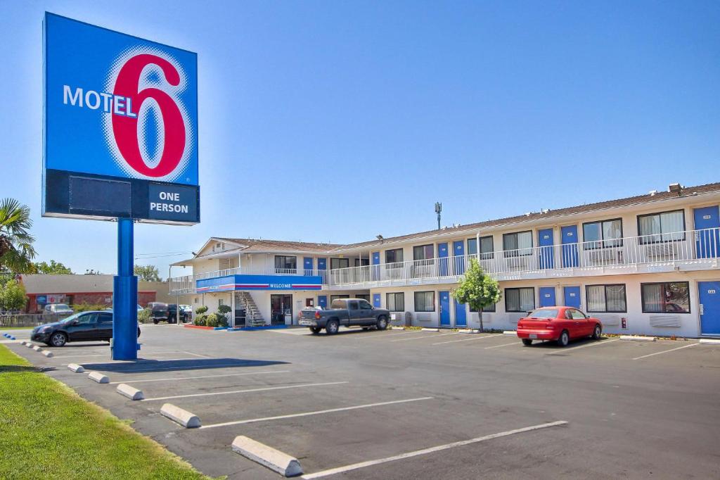 Motel 6-Fresno CA - Blackstone North - main image