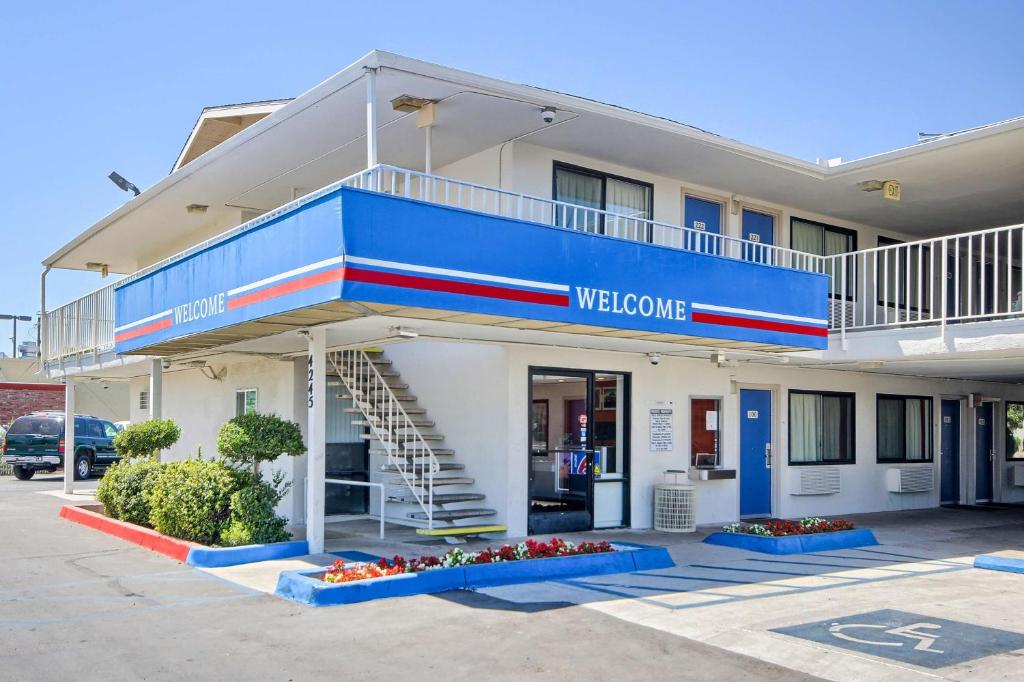 Motel 6-Fresno CA - Blackstone North - image 2