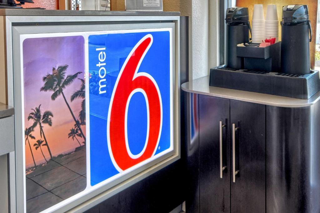 Motel 6-Fresno CA - Blackstone North - image 4