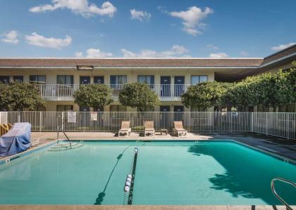 Motel 6-Temecula CA - Historic Old Town - image 2