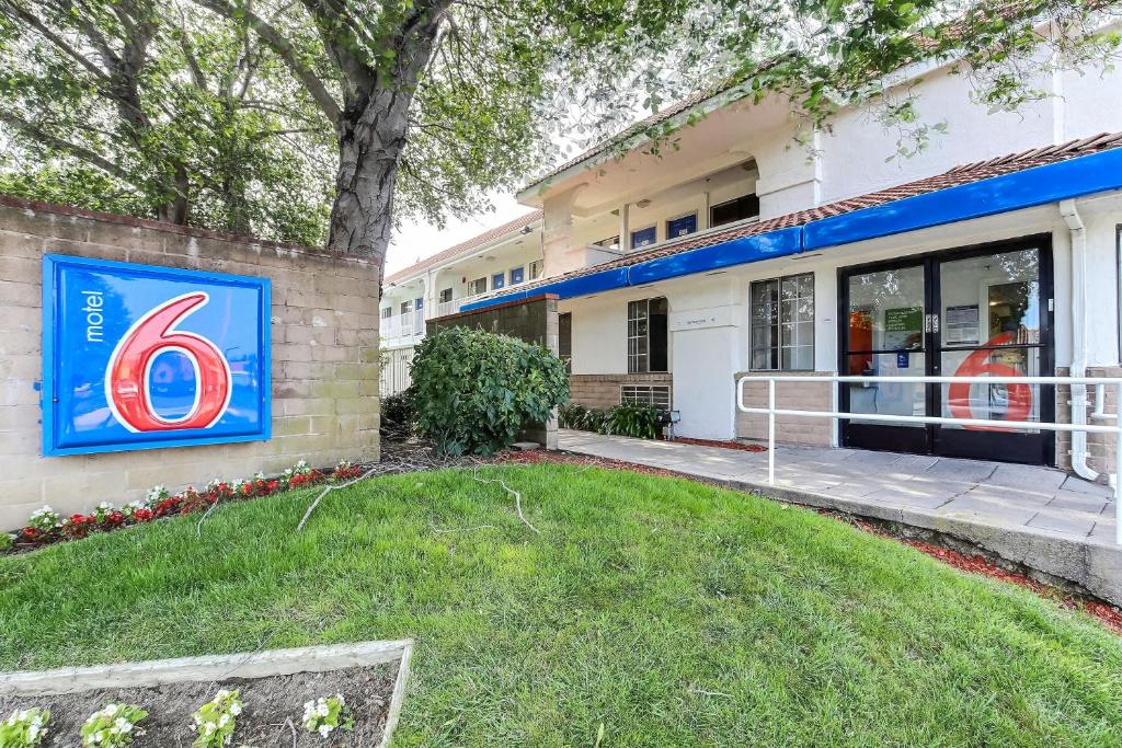 Motel 6-Pinole CA - main image