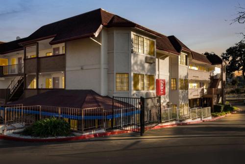 Red Roof Inn & Suites Vallejo - image 5