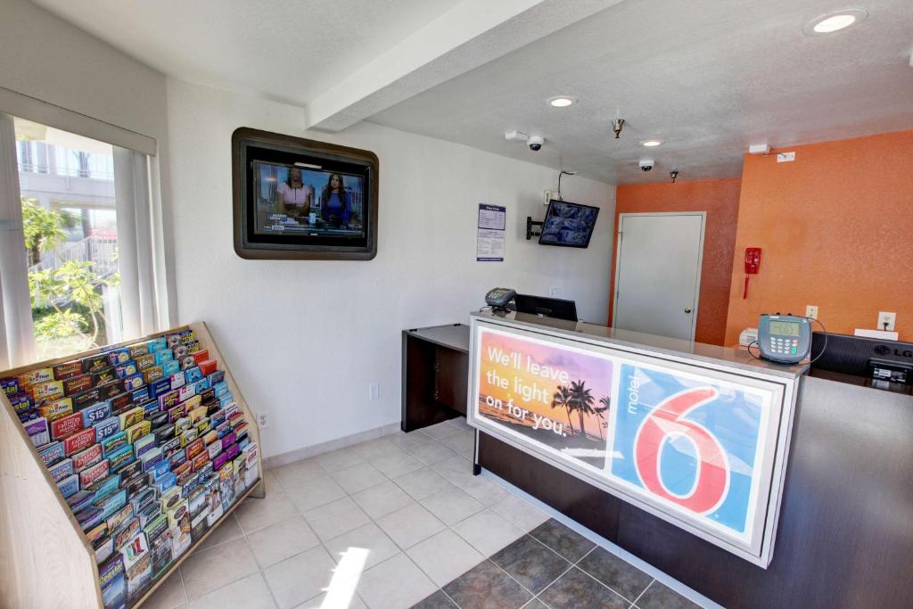 Motel 6-Westminster CA - North - image 2