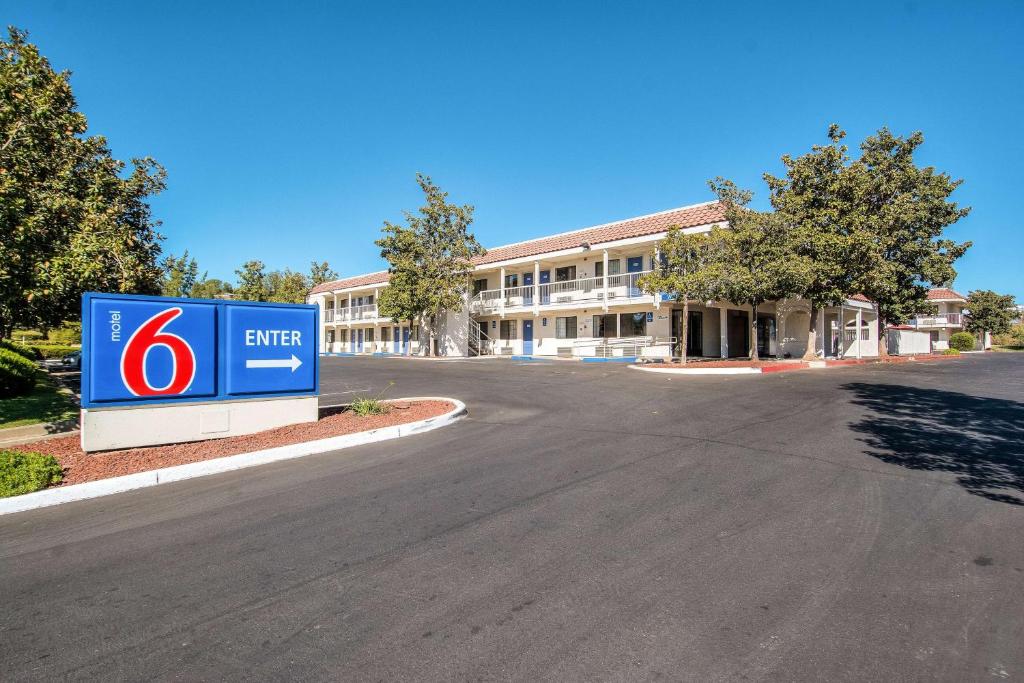 Motel 6-Redding CA - South - main image