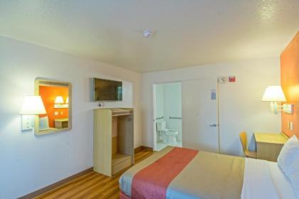 Motel 6-Redding CA - South - image 5