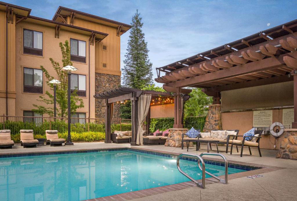 Hampton Inn & Suites Windsor-Sonoma Wine Country - image 2