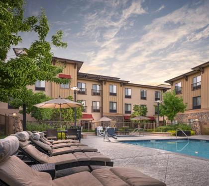 Hampton Inn & Suites Windsor-Sonoma Wine Country - image 3