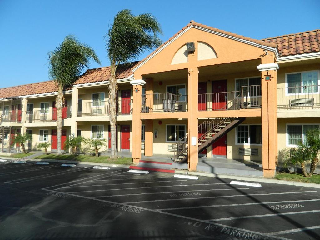 Welcome Inn Corona - main image