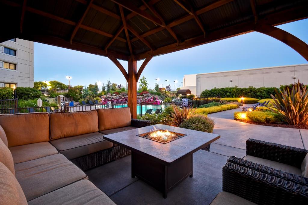 DoubleTree by Hilton Pleasanton at The Club - main image