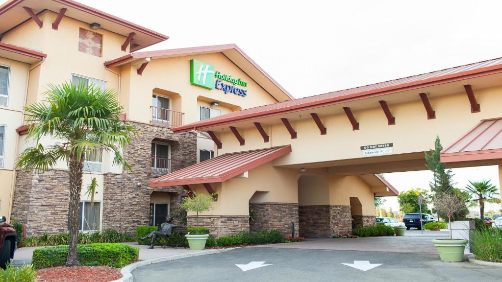 Holiday Inn Express Turlock an IHG Hotel - main image