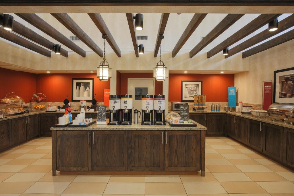 Hampton Inn & Suites Camarillo - image 2