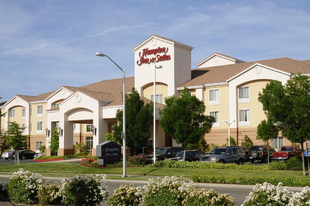 Hampton Inn & Suites Redding - main image