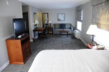 Hampton Inn & Suites Redding - image 2