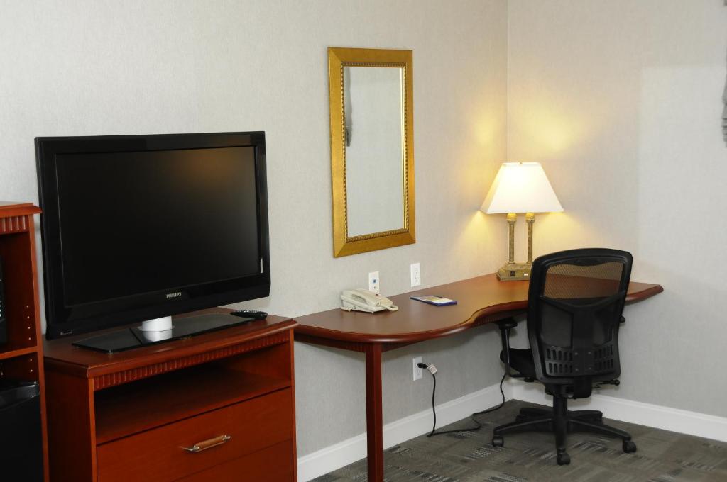 Hampton Inn & Suites Redding - image 5