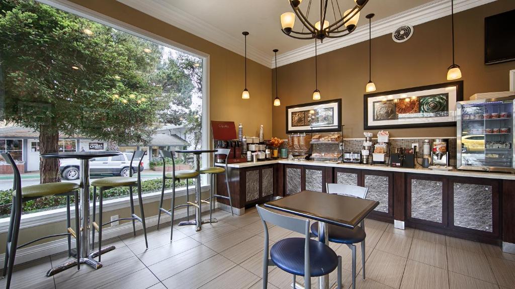 Best Western Carmel's Town House Lodge - image 2