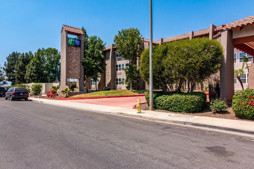 Holiday Inn Express & Suites Camarillo an IHG Hotel - main image