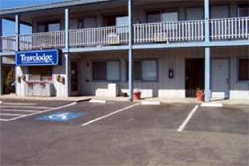 Travelodge by Wyndham Clearlake - image 4