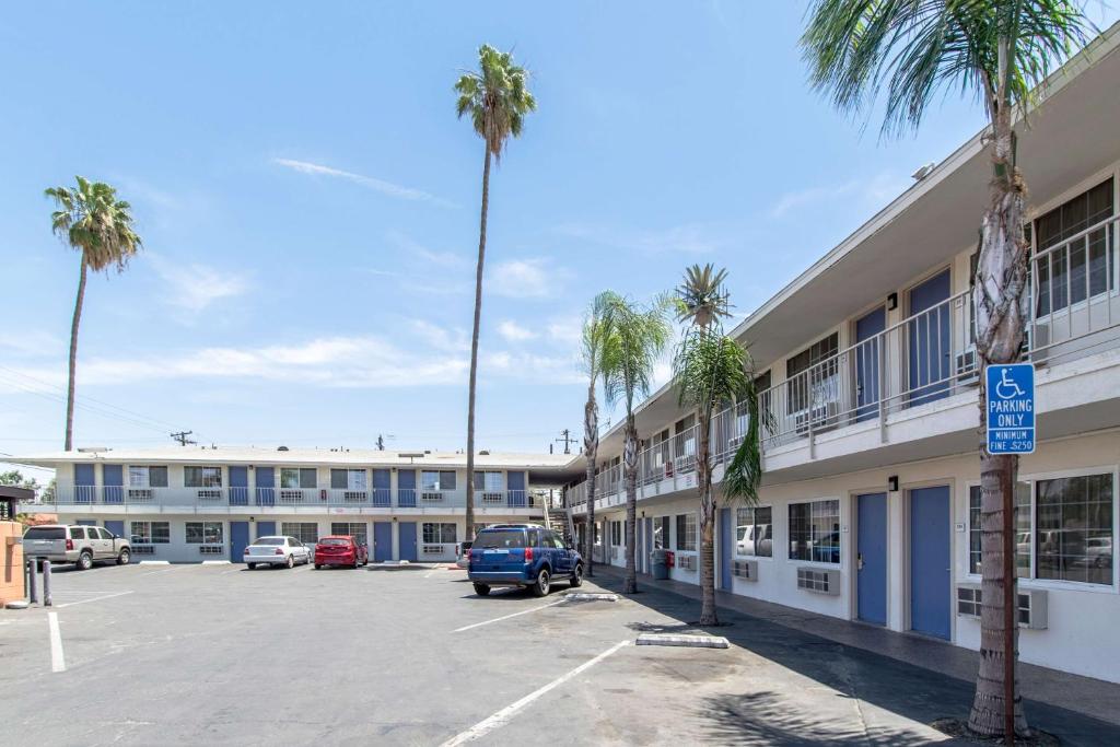 Motel 6 Bakersfield - main image