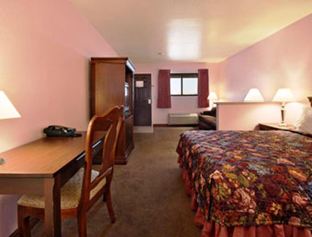 Travelodge by Wyndham Lemoore Near Naval Air Station - image 2