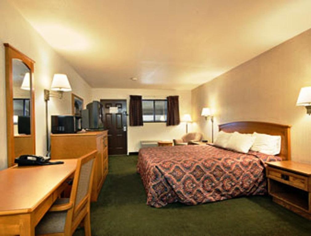 Travelodge by Wyndham Lemoore Near Naval Air Station - image 3