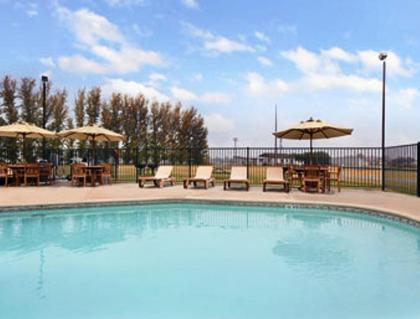 Travelodge by Wyndham Lemoore Near Naval Air Station - image 4