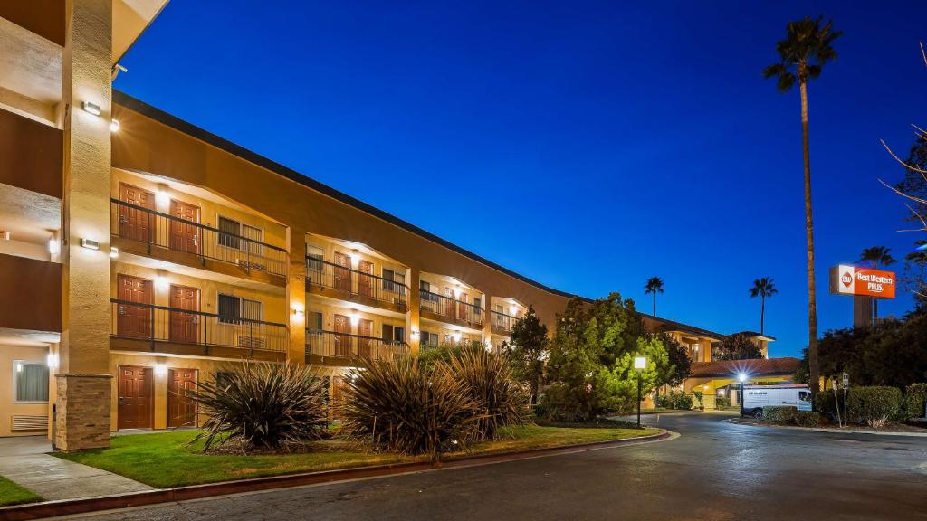 Best Western Plus Pleasanton Inn - image 5