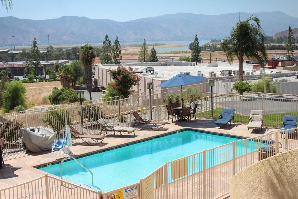 Best Western Plus Lake Elsinore Inn & Suites - image 3