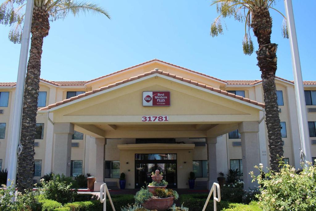 Best Western Plus Lake Elsinore Inn & Suites - image 4