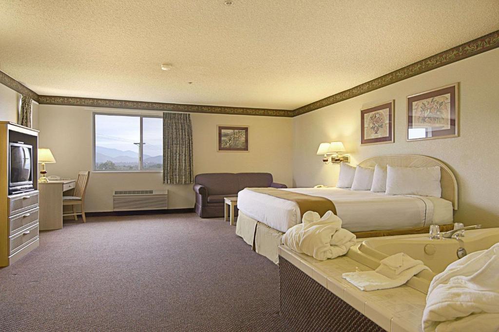 Ramada Limited Redding - image 3