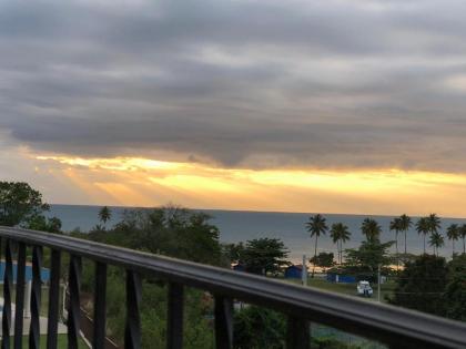 Stunning Sunset View Walking distance to private beach 