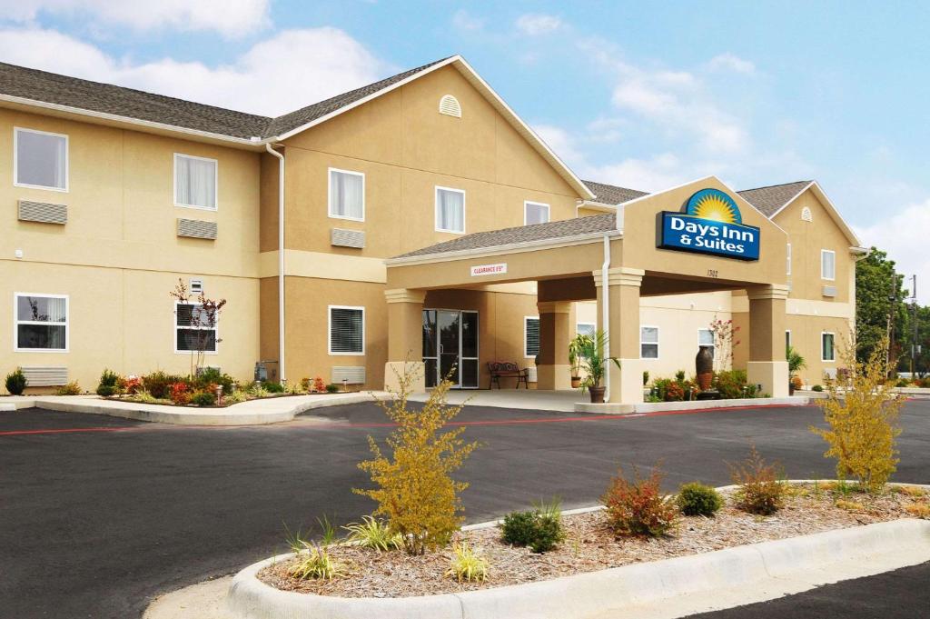 Days Inn & Suites by Wyndham Cabot - main image