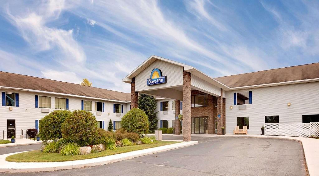 Days Inn by Wyndham Cadillac - main image