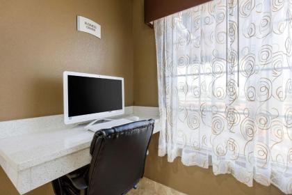 Quality Inn - image 12