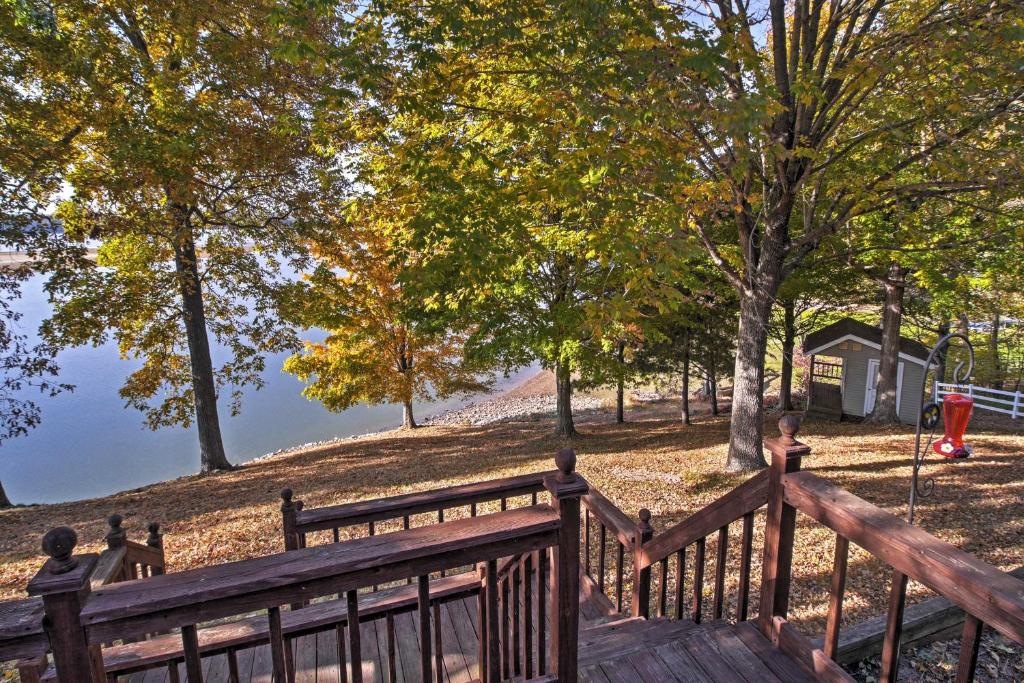 Captivating Cadiz Hideaway with Deck on Lake Barkley - main image