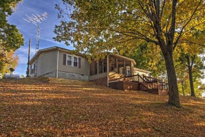 Captivating Cadiz Hideaway with Deck on Lake Barkley - image 12