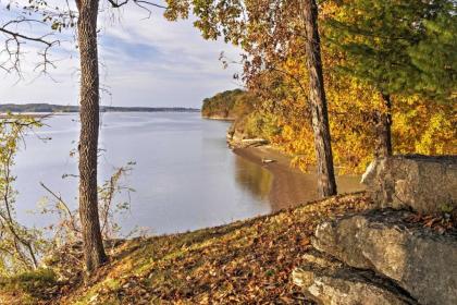 Captivating Cadiz Hideaway with Deck on Lake Barkley - image 2