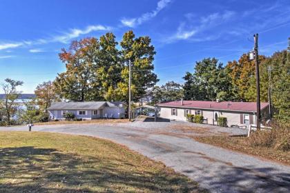 Captivating Cadiz Hideaway with Deck on Lake Barkley - image 9